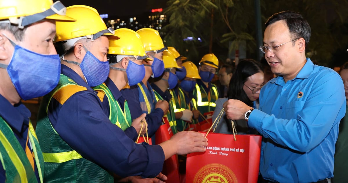 Thăm, động viên công nhân thực hiện nhiệm vụ nạo vét sông Tô Lịch xuyên đêm