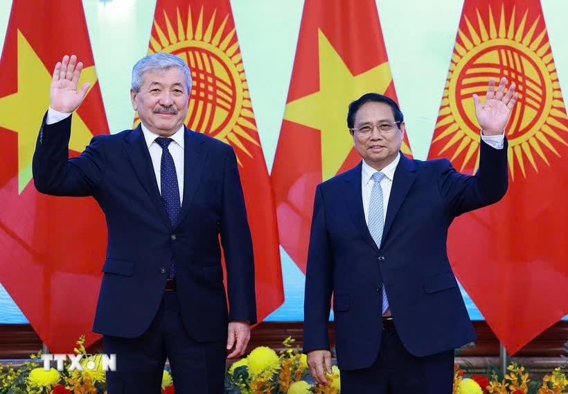 Prime Minister Pham Minh Chinh and Kyrgyz Prime Minister Adylbek Kasimalyev hold talks. Photo: VNA