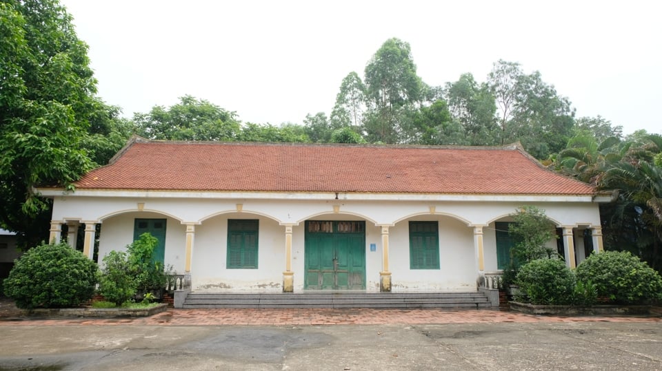 Traditional house at Trung Gia resistance revolutionary relic site.