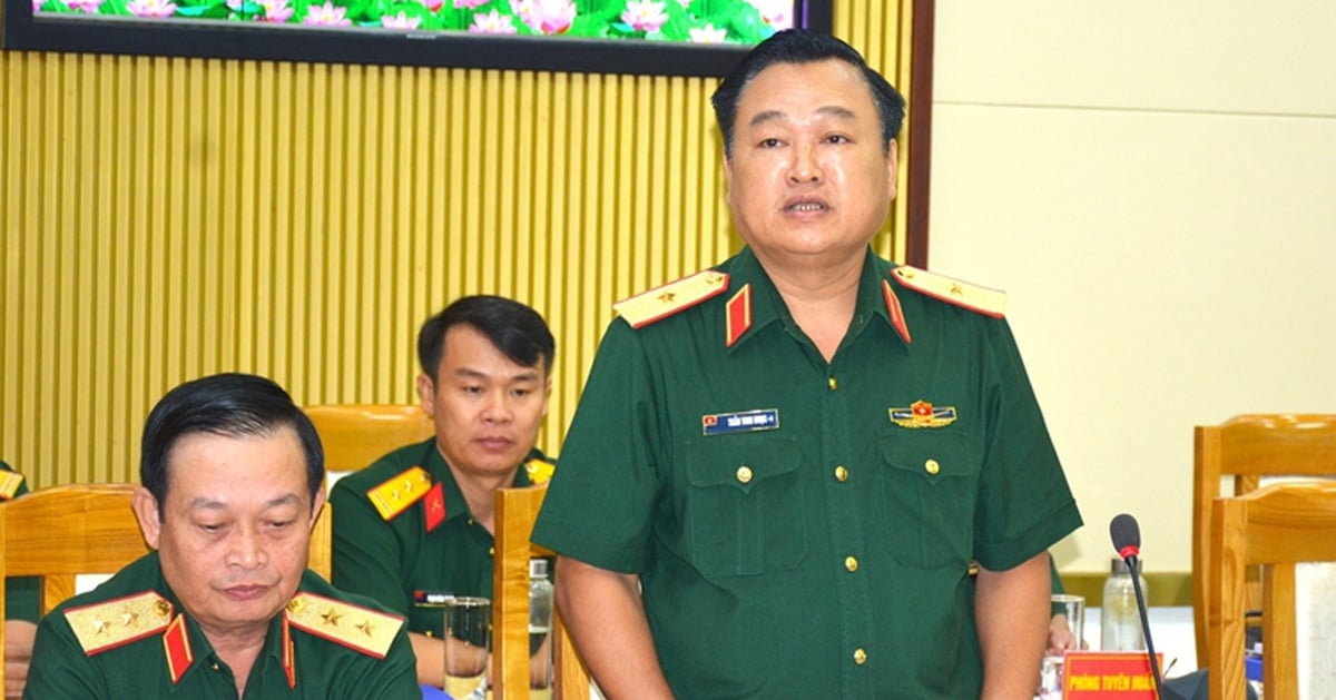 Handing over the position of political commissar of Military Region 7 from Lieutenant General Tran Hoai Trung to Major General Tran Vinh Ngoc