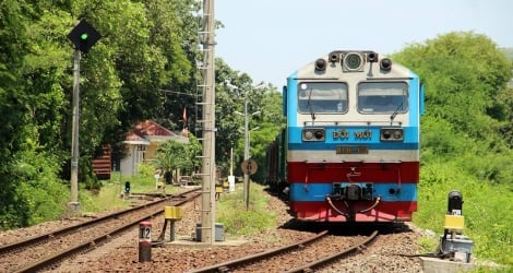 การขจัด “คอขวด” ของโครงการสะพานลอยทางรถไฟสายกลางด่งเฮ้ย