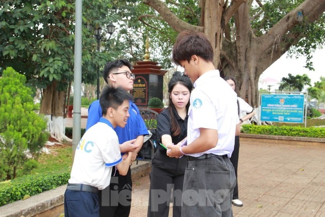 Dak Lak's 5 Good Students Challenged to Run Photo Station 4