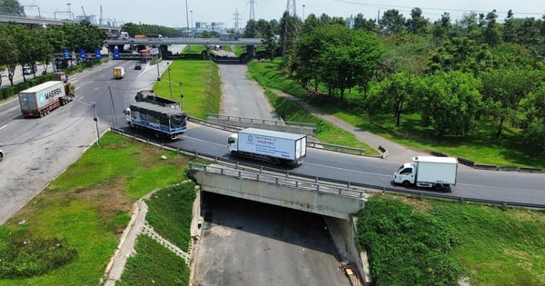 The underpass at the eastern gateway of Ho Chi Minh City has not been completed for 9 years due to land acquisition problems.