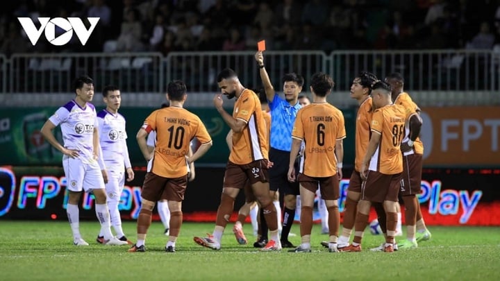 Center back Jairo Rodrigues received a red card in the match against Hanoi FC in round 14 of V-League. (Photo: Hoai Thuong)