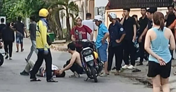 People rushed in to control the stabbing suspect in Thu Duc