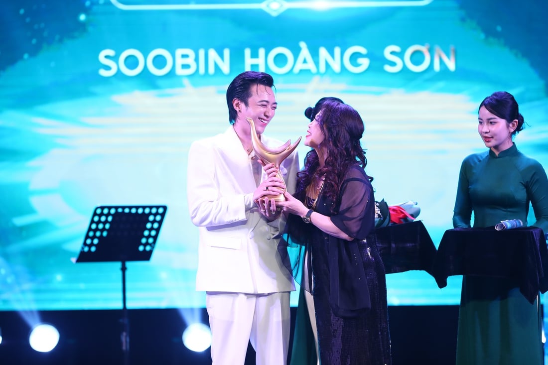 Soobin ‘càn quét’ giải thưởng ở Cống hiến, Tùng Dương nhận cúp thứ 14 với Tái sinh - Ảnh 1.