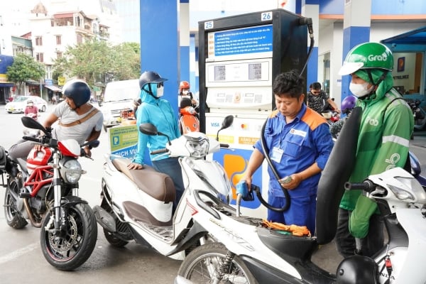 Los precios de la gasolina y el petróleo caen drásticamente