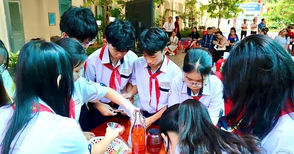 Los estudiantes cocinan y mezclan bebidas en la cocina después de aprender sobre el ácido acético en la escuela.