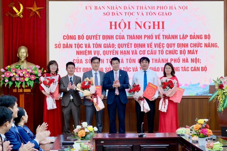 Les dirigeants du Département des minorités ethniques et des religions de Hanoi ont offert des fleurs pour féliciter le Département 1.