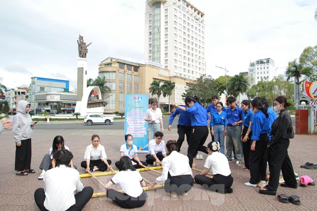 Dak Lak's 5 Good Students Challenged to Run Photo Station 6