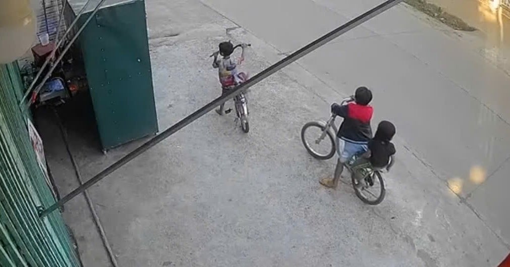 Mother lost contact for many years, 3 children cycled 50km to find father