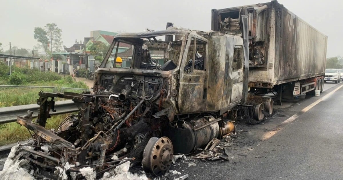 Ein Sattelschlepper fing während der Fahrt auf der Autobahn Da Nang – Quang Ngai Feuer