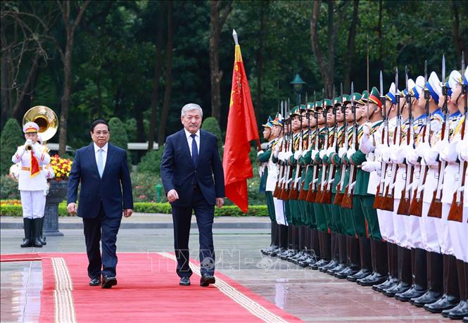 นายกรัฐมนตรี Pham Minh Chinh เป็นประธานพิธีต้อนรับนายกรัฐมนตรีสาธารณรัฐคีร์กีซ