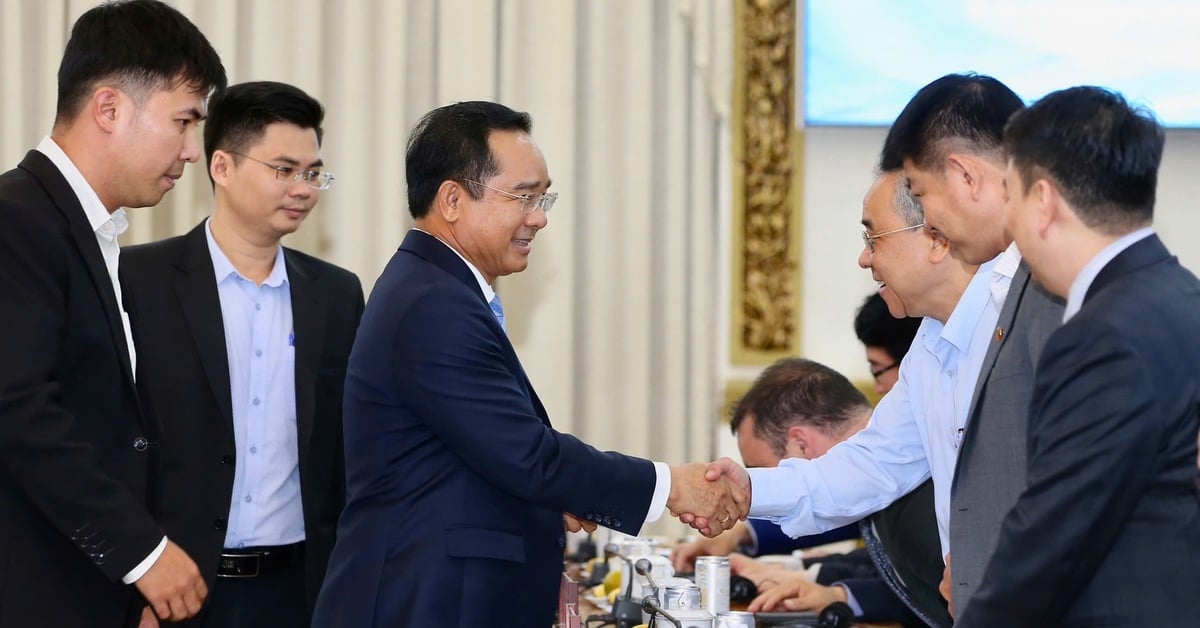 El presidente del Comité Popular de Ciudad Ho Chi Minh escucha los consejos de las principales empresas para lograr un resultado "beneficio para todos"