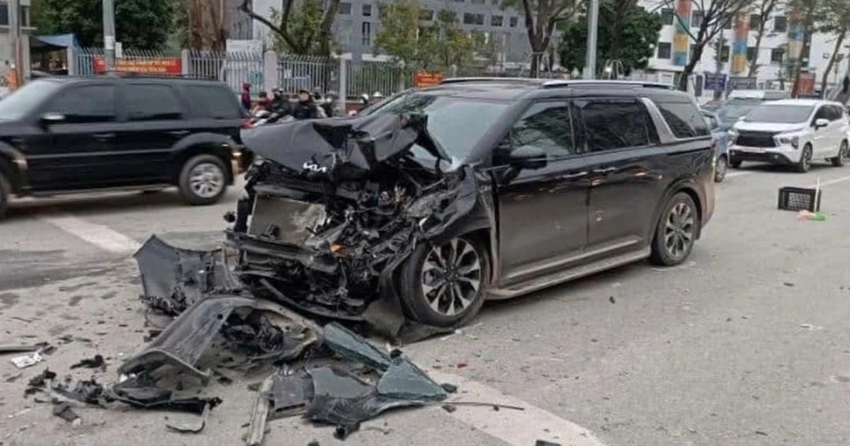 Die Front eines Kia Carnival wurde nach einer Kollision mit einem an einer roten Ampel wartenden Auto zerquetscht