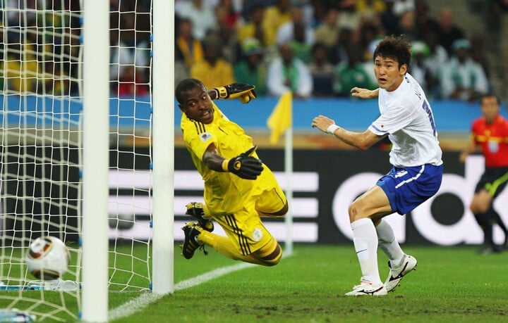 Lee Jung-soo ស៊ុតបញ្ចូលទីនៅ World Cup 2010 (រូបថត៖ FIFA)