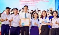 Ho Chi Minh City and Bac Giang honor 5 Good Students