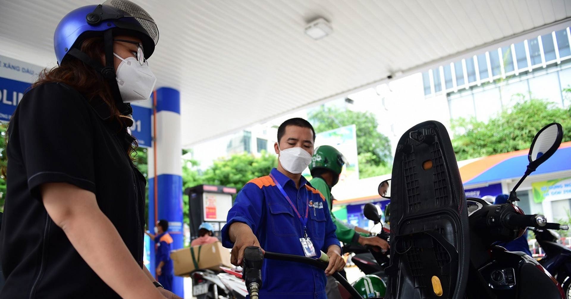 Gasoline prices plummet, some are only over 18,000 VND/liter