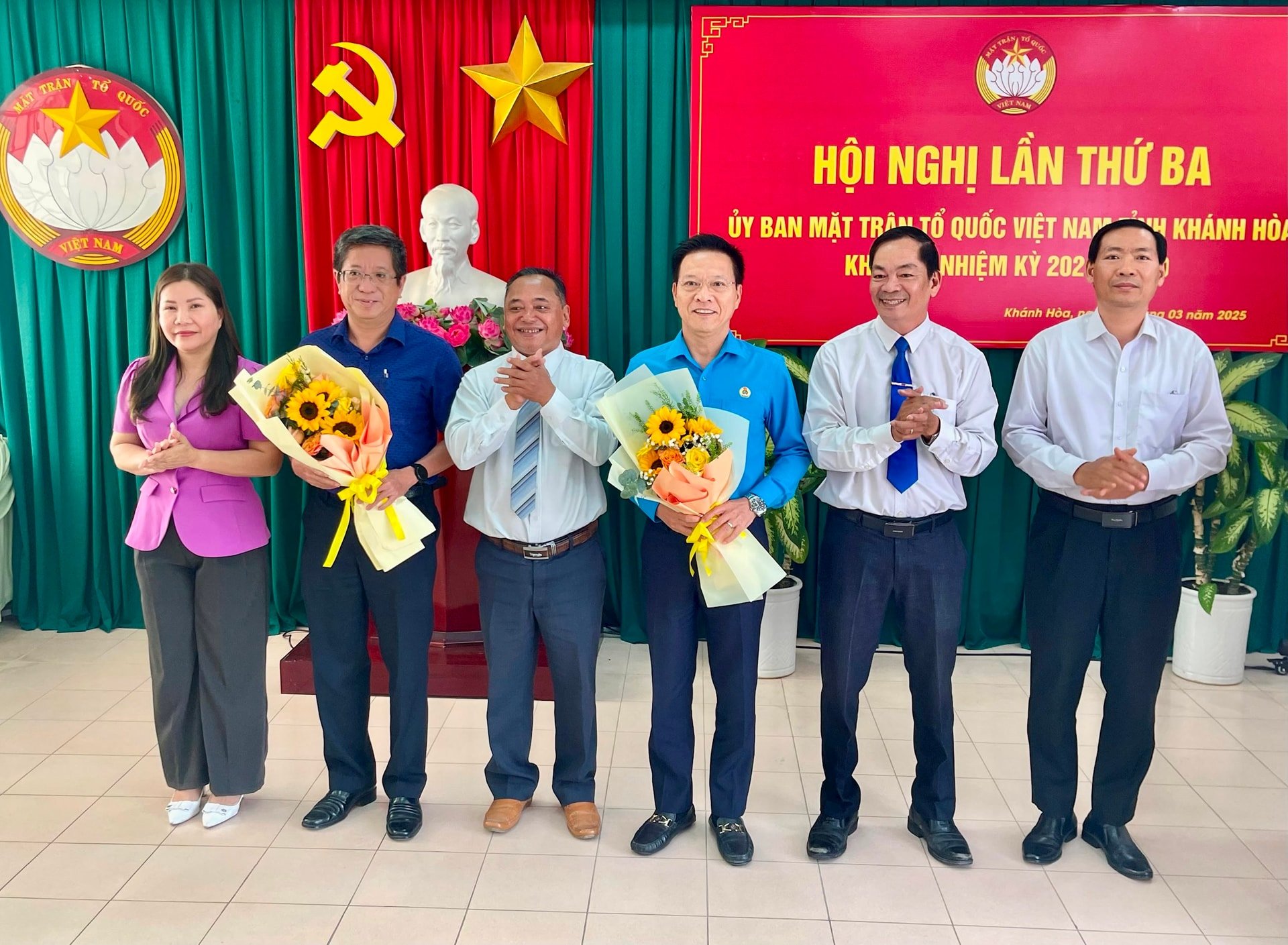 The candidates were consulted to replace the members of the Vietnam Fatherland Front Committee of Khanh Hoa province, term XI, 2024 - 2029. They were presented with congratulatory flowers. (Photo by Thuy Trang)