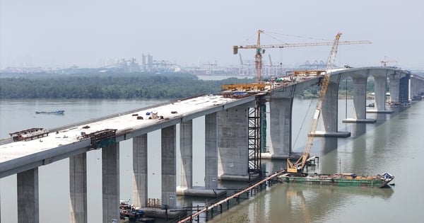 The large construction site of Nhon Trach bridge connecting Ho Chi Minh City and Dong Nai worth 1,600 billion VND before the closing day