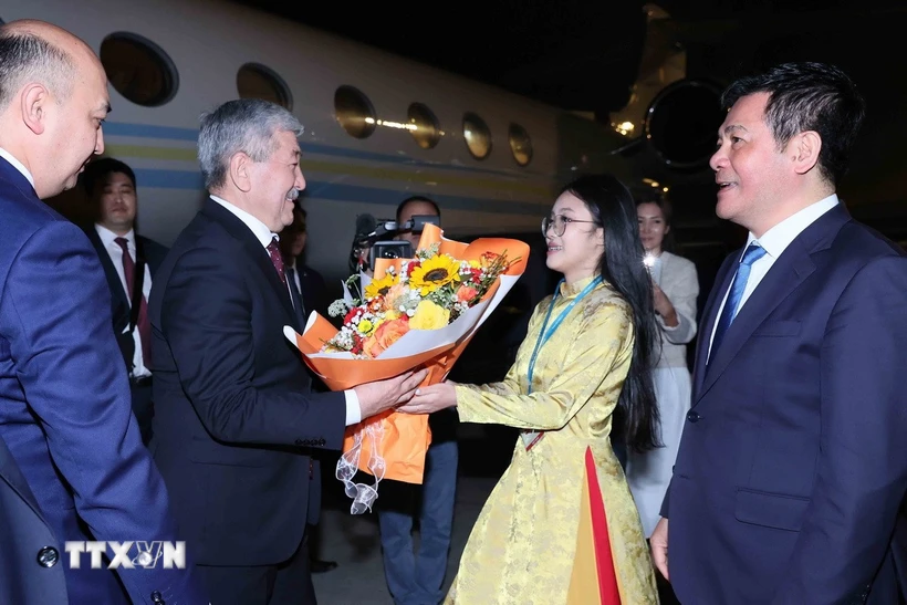 Prime Minister of the Republic of Kyrgyzstan arrives in Hanoi, starting official visit to Vietnam