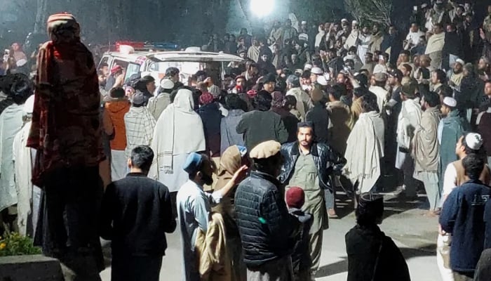 Suicide bombing in Pakistan kills many children