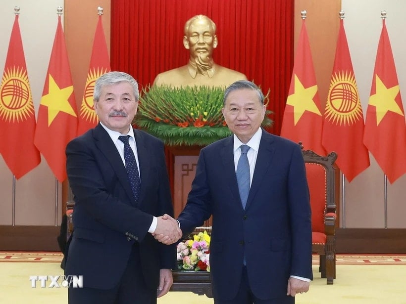 Le secrétaire général To Lam a reçu le Premier ministre du Kirghizistan Adylbek Kasymaliev. (Photo : Thong Nhat/VNA)