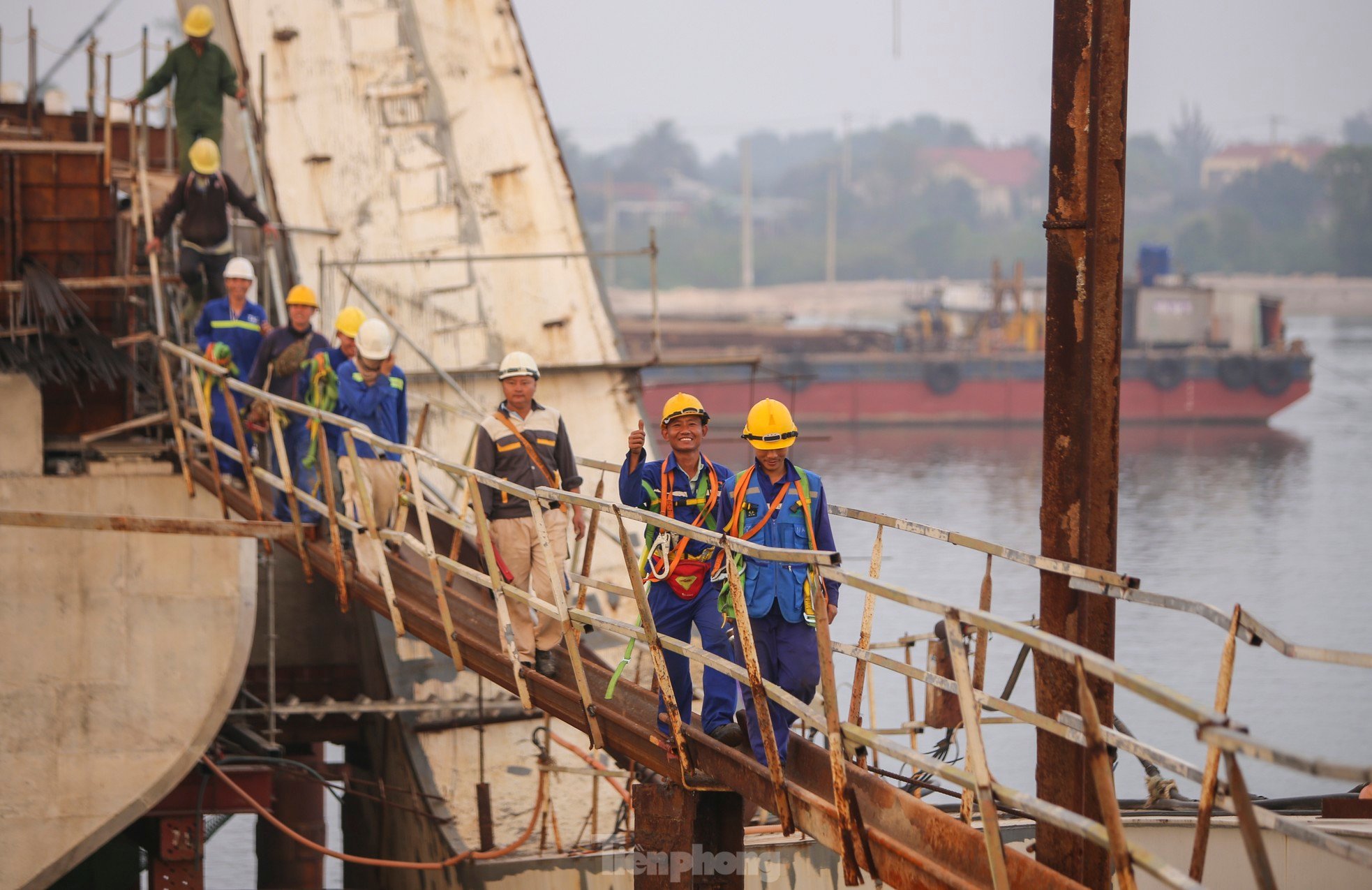 The shape of the 1,300 billion VND steel arch bridge across Nhat Le River photo 12