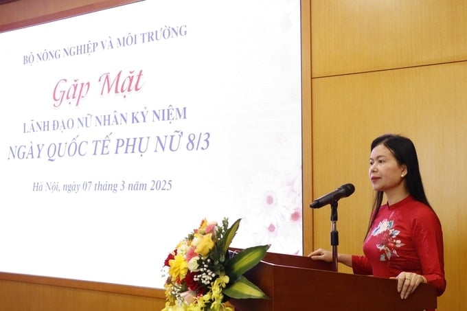 Bà Vũ Thị Phương Lan thay mặt lãnh đạo Công đoàn Bộ Nông nghiệp và Môi trường phát biểu.