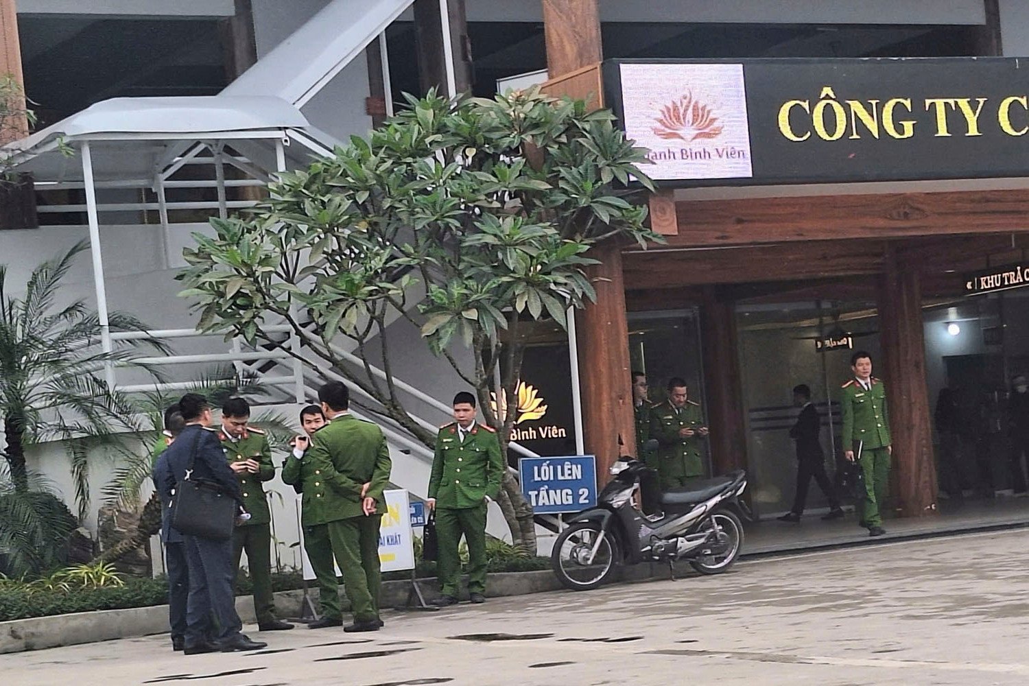 Die Polizei erschien in Thanh Binh An Lac Vien, nachdem sie beschuldigt wurde, Menschen zum Kauf von Urnen zu hohen Preisen gezwungen zu haben