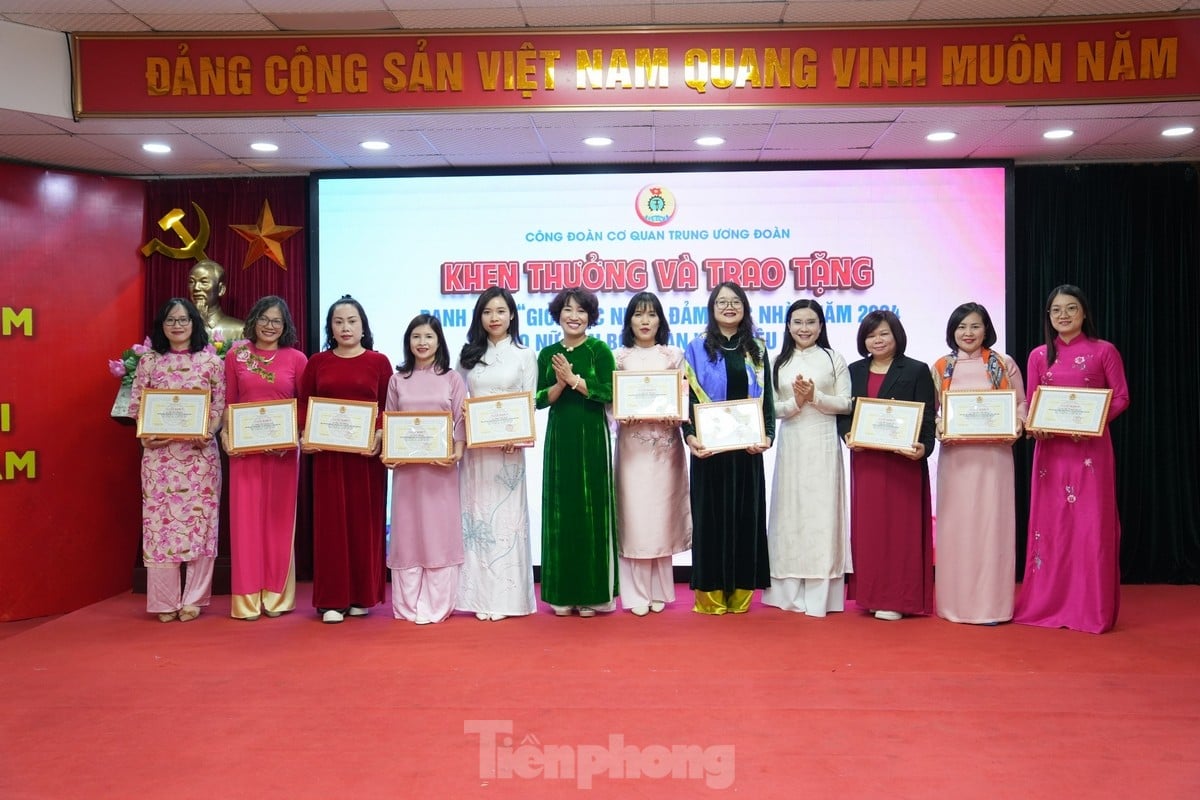 Hơn một nghìn nữ cán bộ 'Giỏi việc nước, đảm việc nhà' được tuyên dương dịp 8/3 ảnh 6