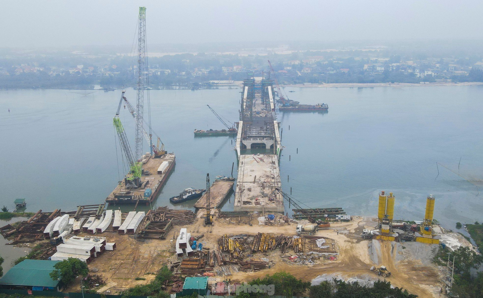 The shape of the 1,300 billion VND steel arch bridge across Nhat Le River photo 11