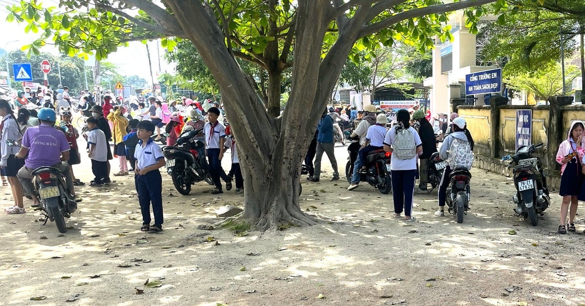 Le district soutient le coulage de béton devant le portail de l'école primaire Suoi Tan