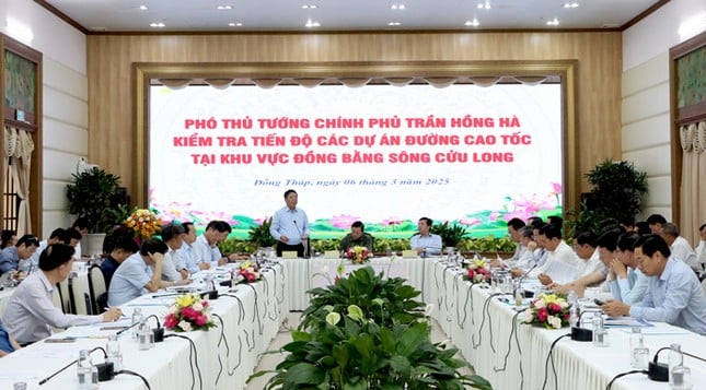 El viceprimer ministro Tran Hong Ha inspecciona el proyecto de autopista en el delta del Mekong. Foto 1