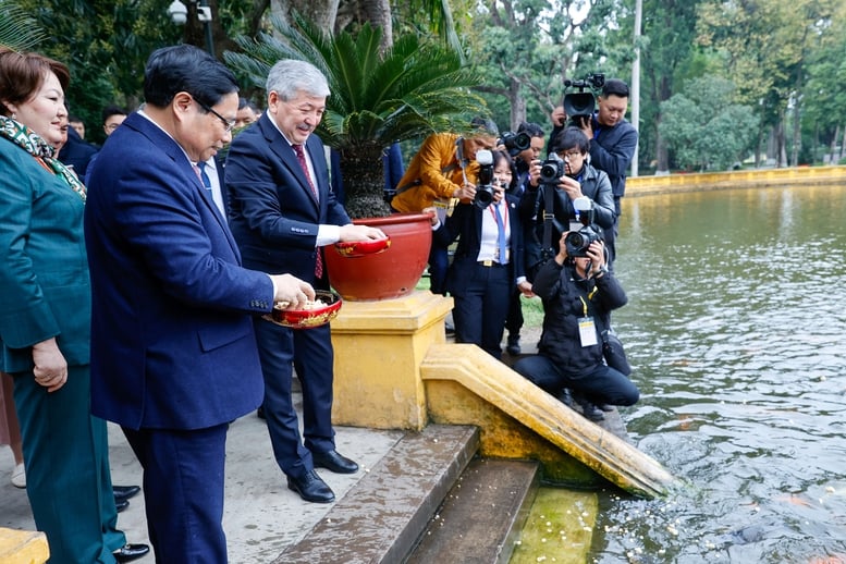 Prime Ministers of Vietnam and Kyrgyzstan visit Uncle Ho's Stilt House