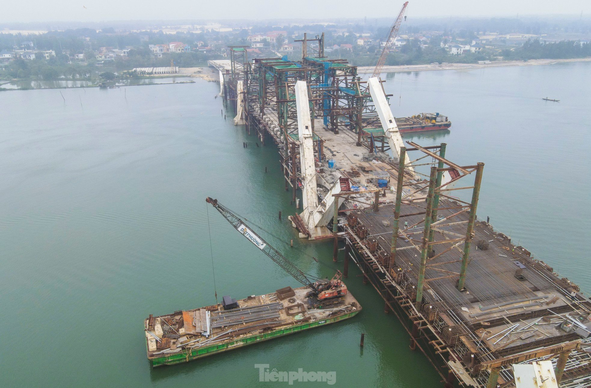 The shape of the 1,300 billion VND steel arch bridge across Nhat Le River photo 3