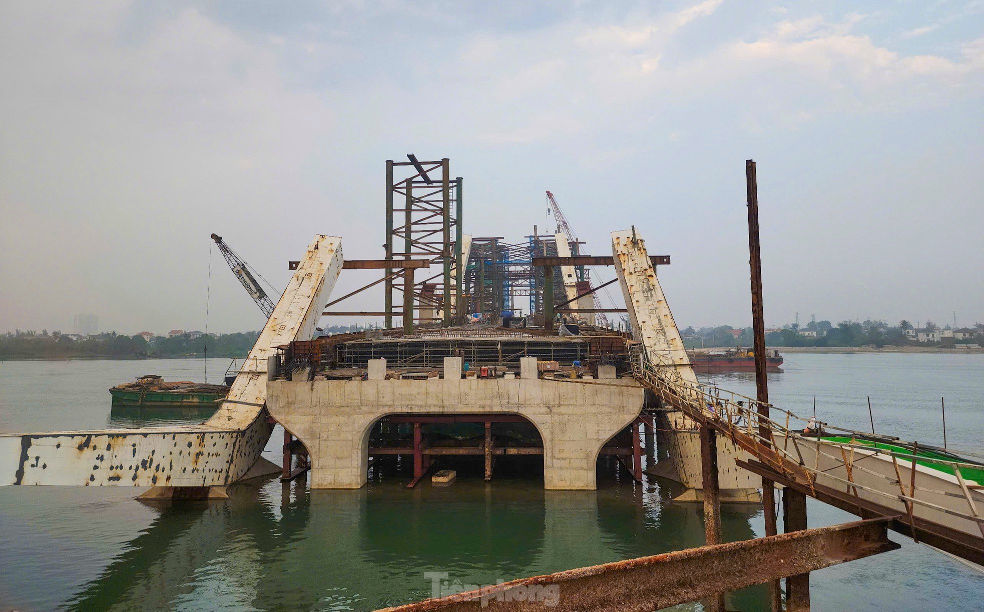 The shape of the 1,300 billion VND steel arch bridge across Nhat Le River photo 4