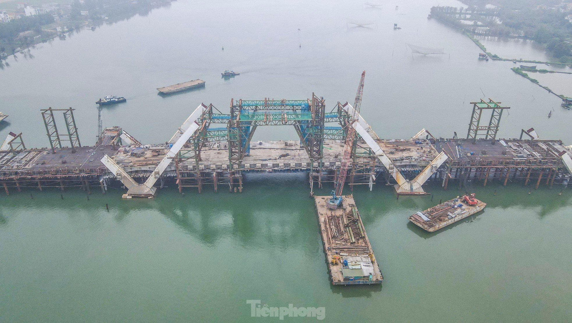 The shape of the 1,300 billion VND steel arch bridge across Nhat Le River photo 7