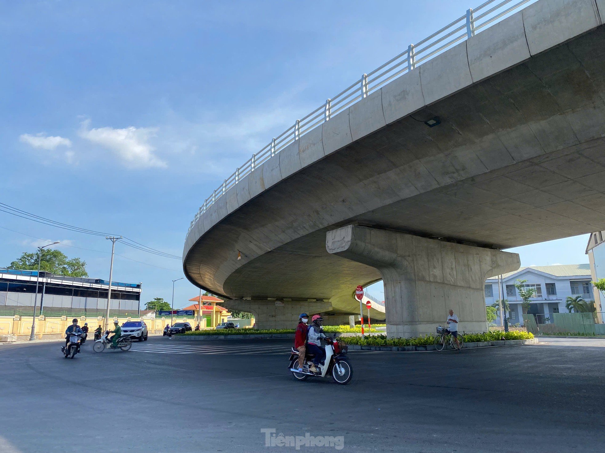 รูปลักษณ์ของสะพานลอยเชื่อมอาคารผู้โดยสาร T3 ของสนามบินเตินเซินเญิ้ต กำลังจะเปิดทำการให้สัญจร ภาพที่ 8