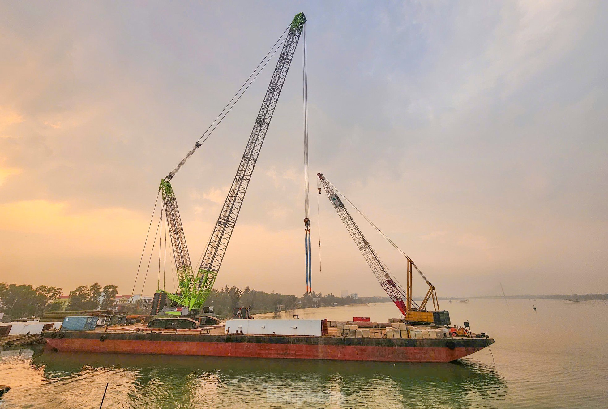 The shape of the 1,300 billion VND steel arch bridge across Nhat Le River photo 10