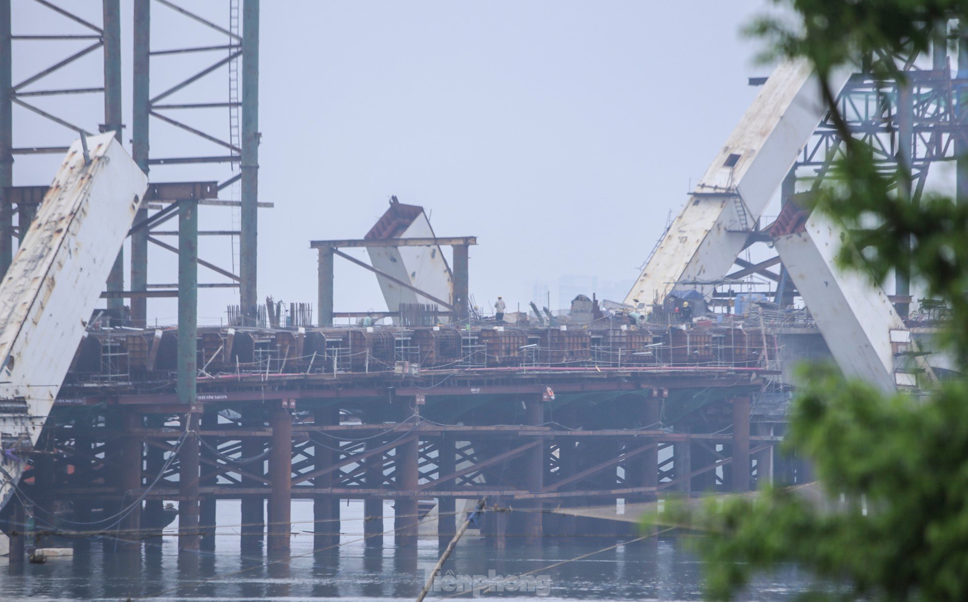 The shape of the 1,300 billion VND steel arch bridge across Nhat Le River photo 8