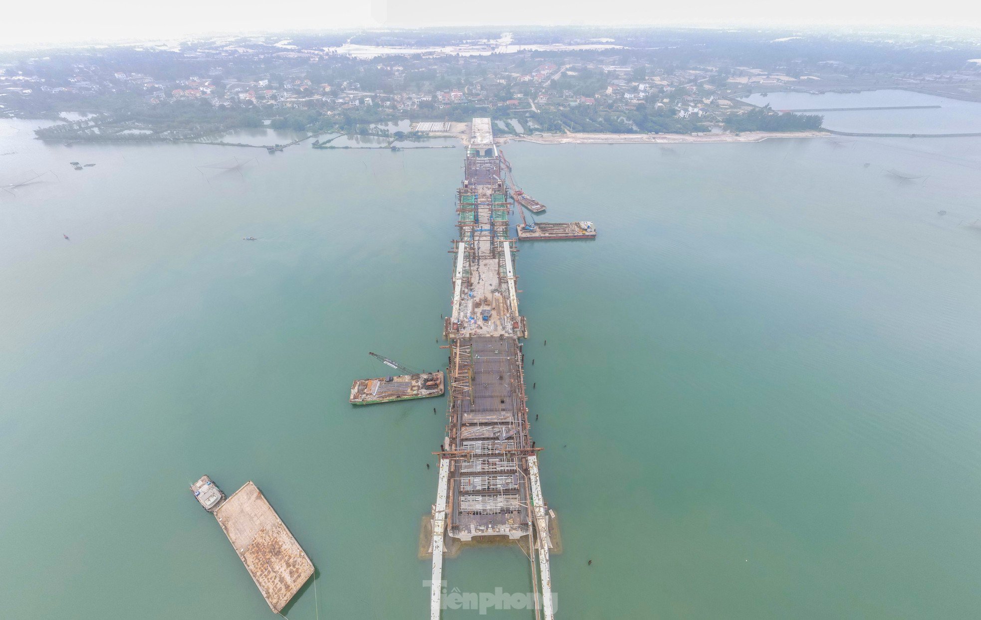 The shape of the 1,300 billion VND steel arch bridge across Nhat Le River photo 2