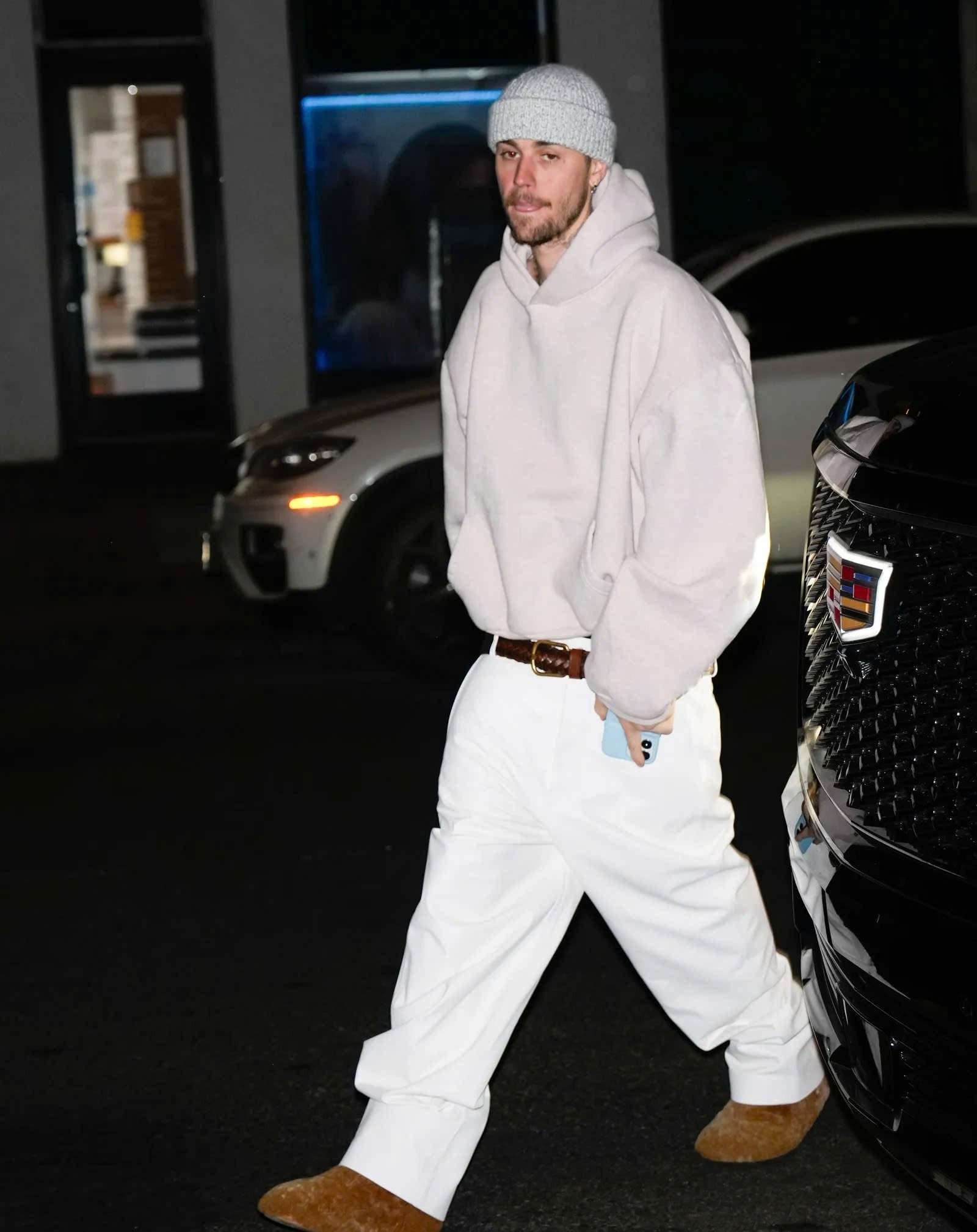 Dù đã làm bố, Justin Bieber vẫn mặc quần tụt, áo choàng tắm ra đường - 9
