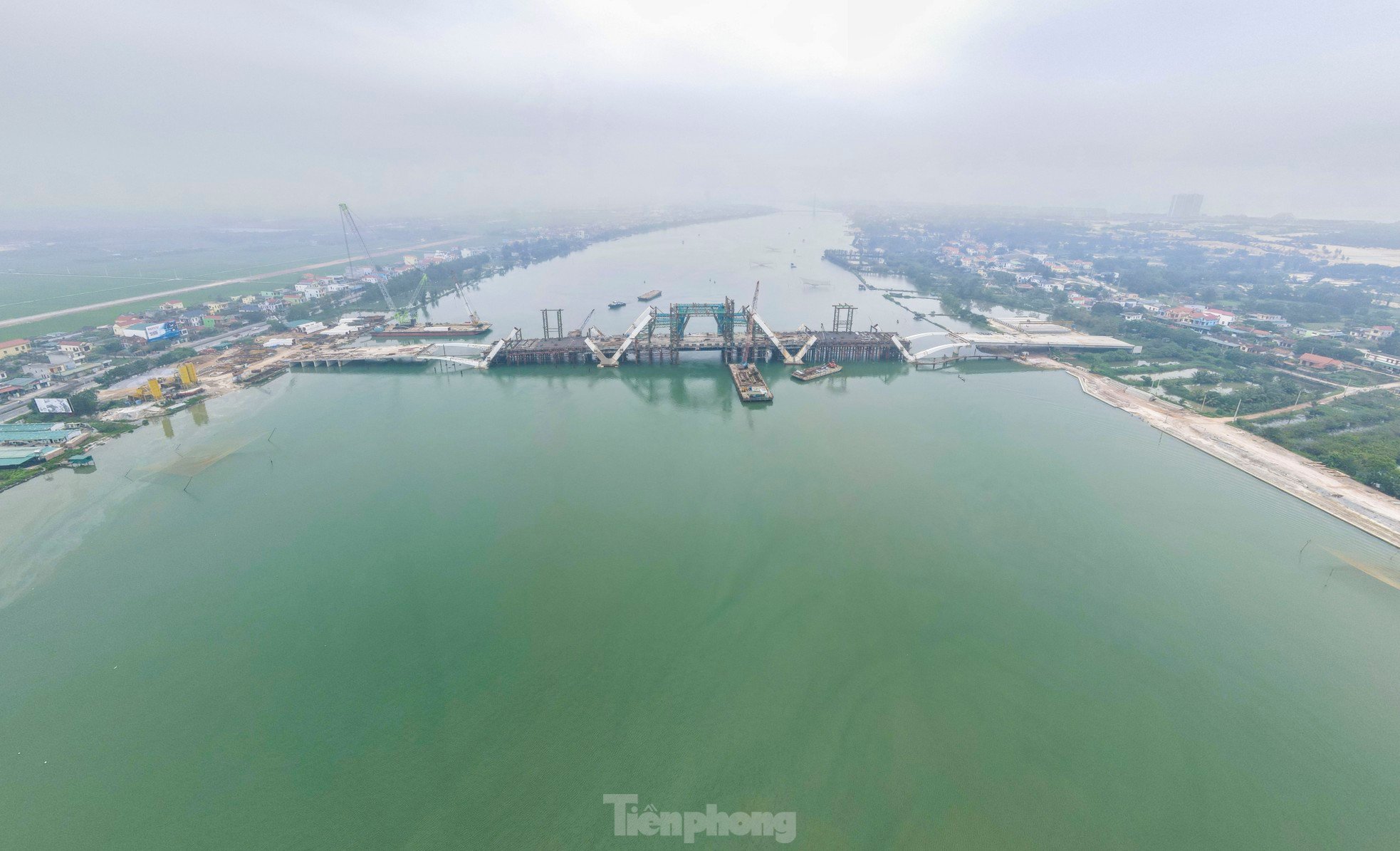 The shape of the 1,300 billion VND steel arch bridge across Nhat Le River photo 1