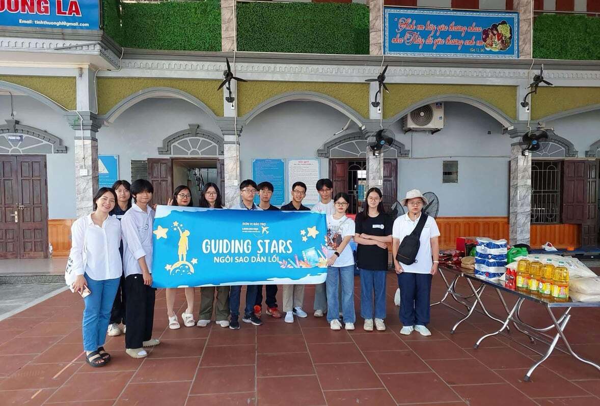 Dat y los miembros del club de voluntarios Guiding Stars participan en la recaudación de fondos para apoyar a niños discapacitados, octubre de 2024.