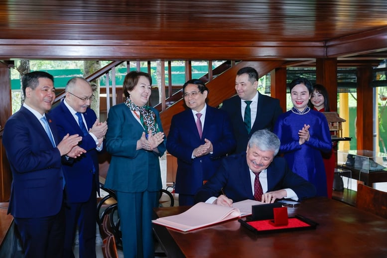 Prime Ministers of Vietnam and Kyrgyzstan visit Uncle Ho's Stilt House