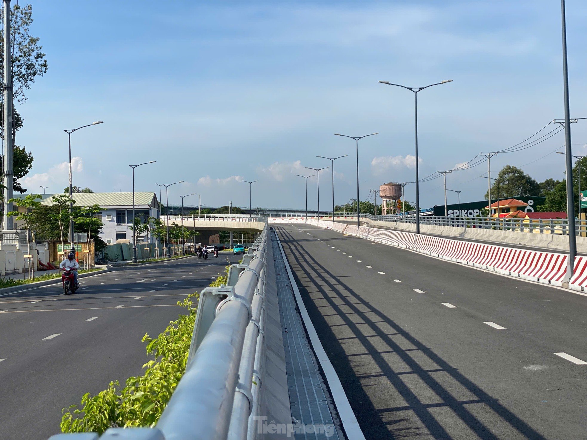 รูปลักษณ์ของสะพานลอยเชื่อมอาคารผู้โดยสาร T3 ของสนามบินเตินเซินเญิ้ต กำลังจะเปิดทำการให้สัญจร ภาพที่ 5