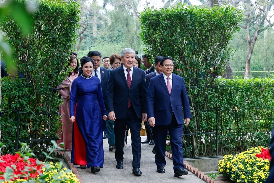 Thủ tướng Phạm Minh Chính và Thủ tướng Adylbek Kasymaliev thăm Nhà sàn Bác Hồ trong Khu Di tích Phủ Chủ tịch. Ảnh: VGP