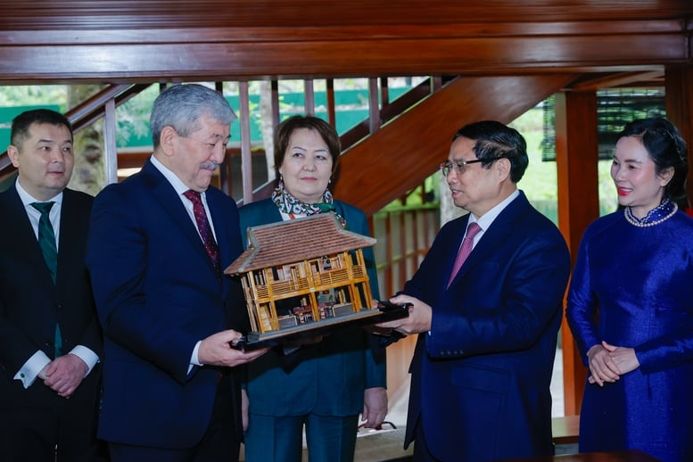 Prime Ministers of Vietnam and Kyrgyzstan visit Uncle Ho's Stilt House