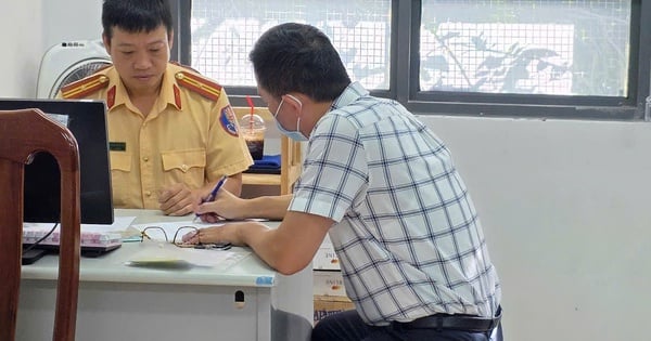 ตำรวจทำงานร่วมกับคนขับ Mercedes ที่เปิดไฟอันตราย